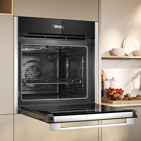 Geöffneter Backofen von NEFF in einer beigefarbenen Küche