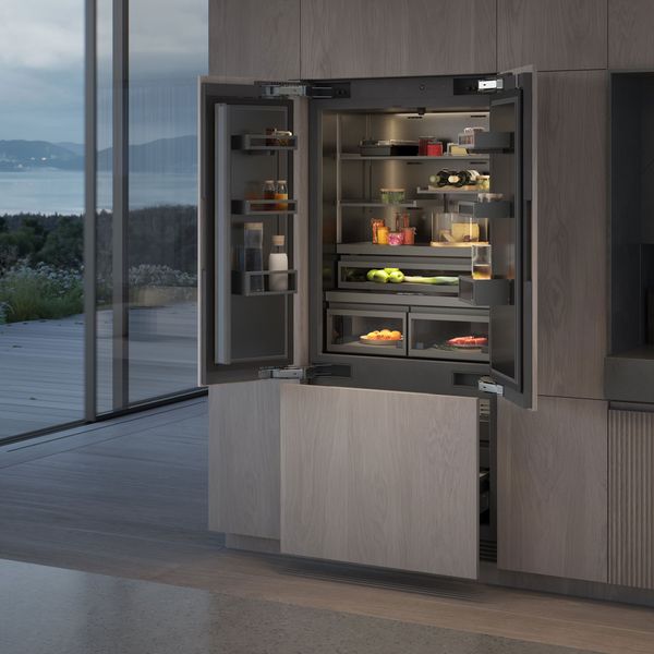 Geöffnete Kühl- und Gefrierkombination von Gaggenau