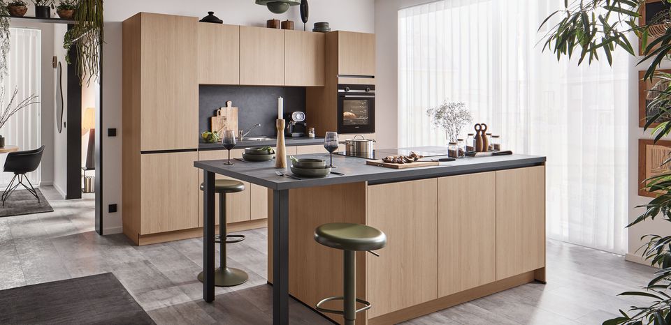 Moderne Küche mit Holzfronten, Kochinsel und grauer Granitarbeitsplatte