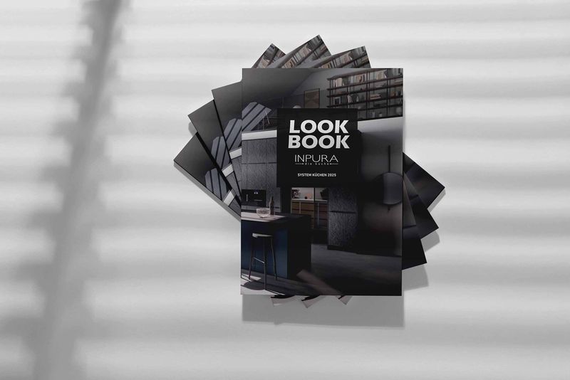 Mehrere Ausgaben des Inpura Lookbooks
