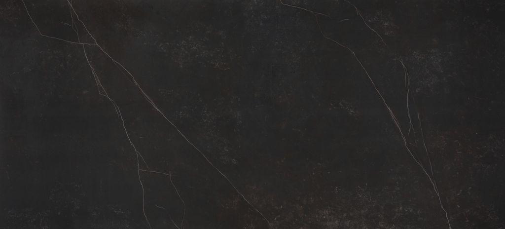 Schwarze Natursteinoberfläche mit feinen hellen Adern